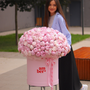 XL flower arrangement with peonies. There are 201 pieces in the photo. FLOWER BOX 66
