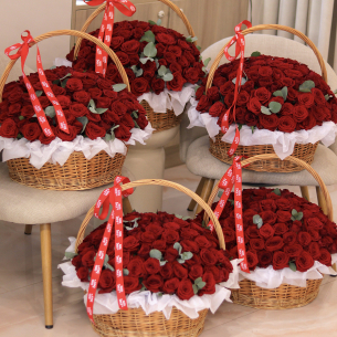 FLOWER BOX 84 5 compositions in baskets of 101 roses