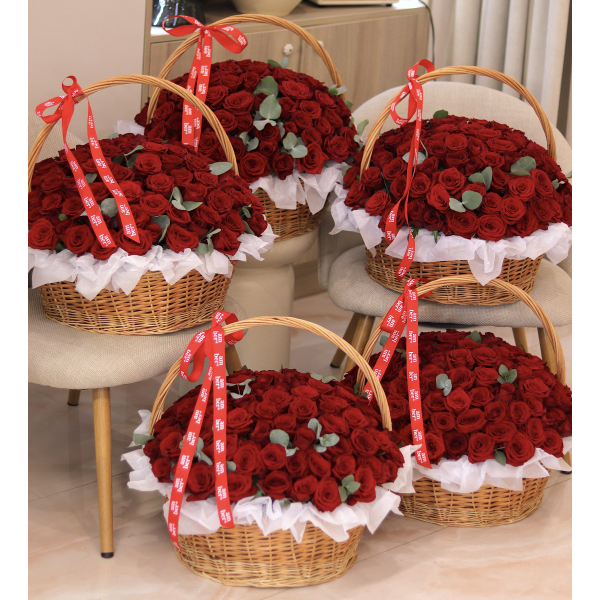 FLOWER BOX 84 5 compositions in baskets of 101 roses