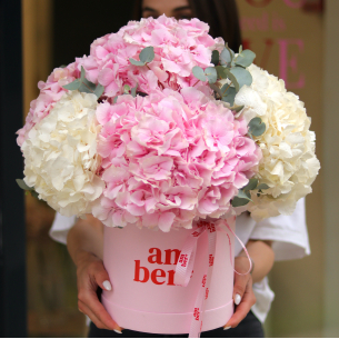 FLOWER BOX 65 Композиція в коробці з гортензіями та евкаліпту. На фото розмір М
