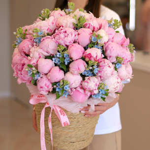 FLOWER BOX 80 Basket with peonies and occipital. In the photo 55 pcs.
