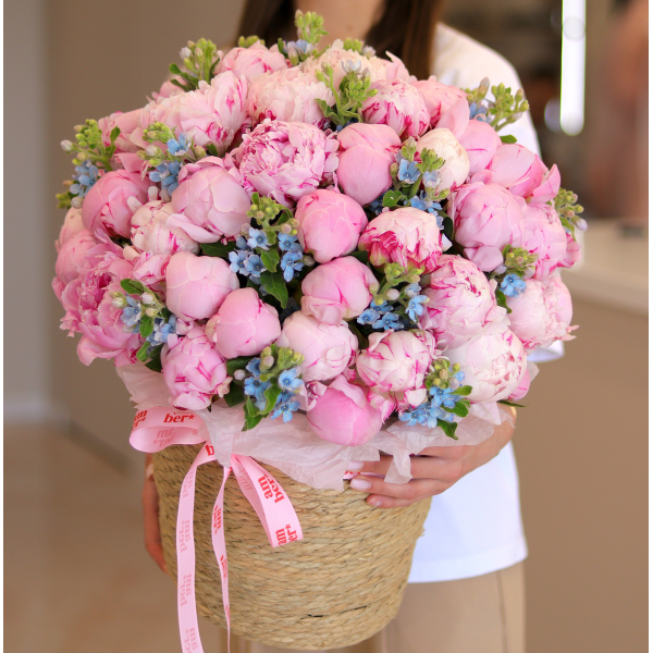 FLOWER BOX 80 Кошик з півоніями та оксипеталумом. На фото 55 шт.