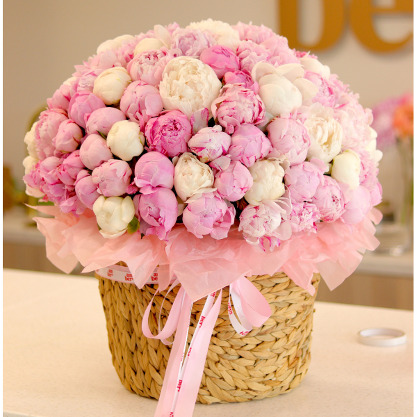 FLOWER BOX 81 Basket with peonies. In the photo 101 pcs.