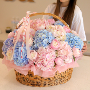 FLOWER BOX 40 Flower arrangement in a basket with hydrangeas and peonies