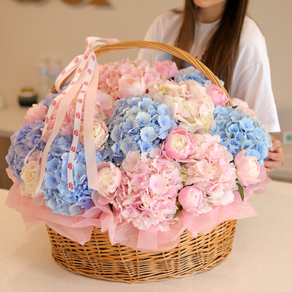 FLOWER BOX 40 Flower arrangement in a basket with hydrangeas and peonies