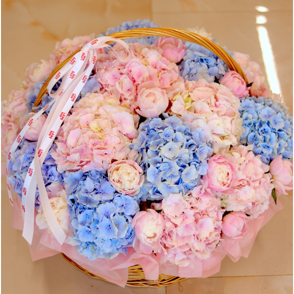 FLOWER BOX 40 Flower arrangement in a basket with hydrangeas and peonies