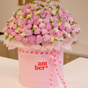 FLOWER BOX 76 Квіткова композиція з 201 півонії та фрезій в розмірі XL