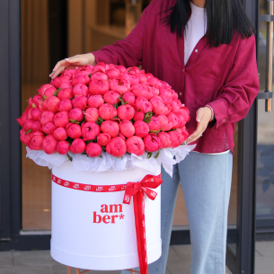 FLOWER BOX 75 Arrangement of coral peonies in size XL. In the photo there are 151 pieces.