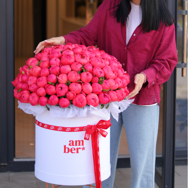 FLOWER BOX 75 Arrangement of coral peonies in size XL. In the photo there are 151 pieces.