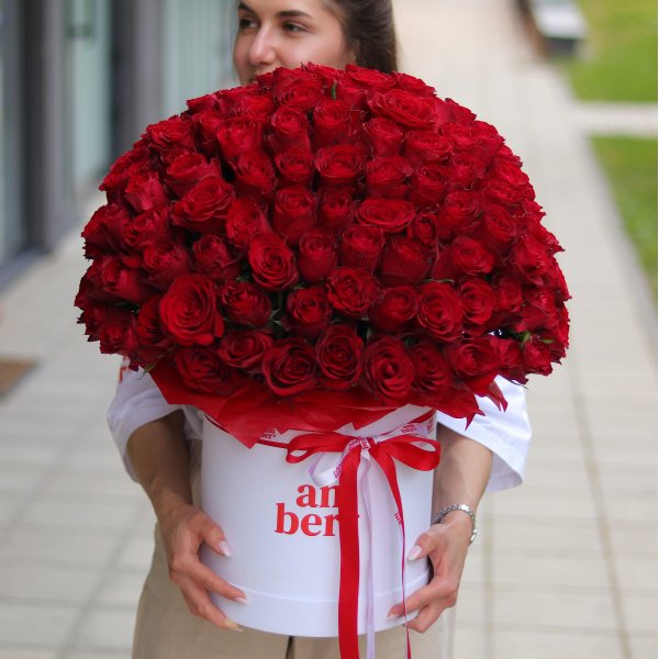 Composition in a box with 151 roses. In the photo, size L FLOWER BOX 55