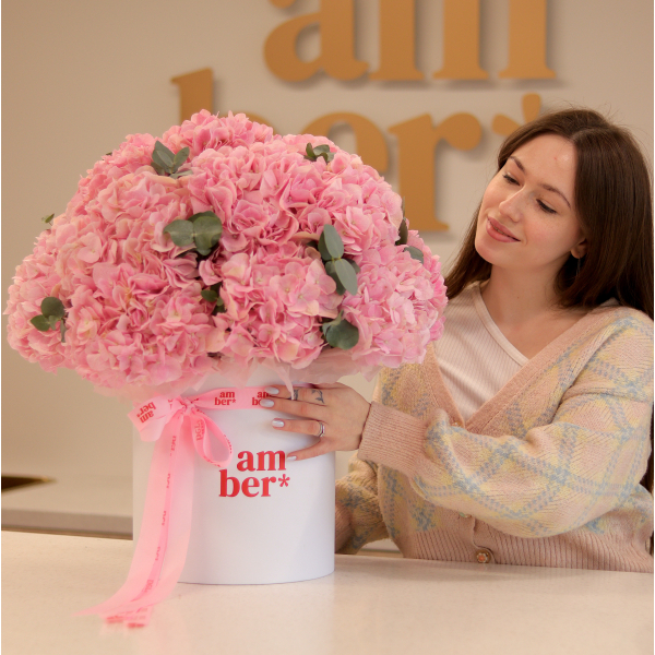 Arrangement in a box of hydrangeas FLOWER BOX 04