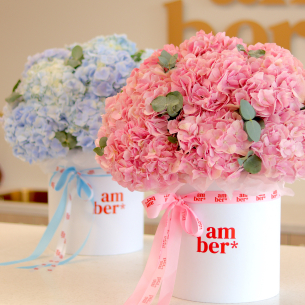 FLOWER BOX 04 Arrangement in a box of hydrangeas