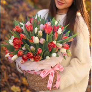 FLOWER BOX 57 Композиція в кошику зі 101 тюльпану