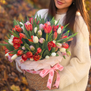 FLOWER BOX 57 Composition in a basket with 101 tulips