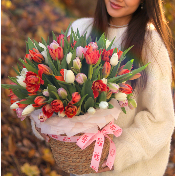 Композиція в кошику зі 101 тюльпану FLOWER BOX 57
