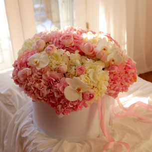 FLOWER BOX 36 Композиція в коробці з гортензіями, піоновидними трояндами, орхідеєю та тюльпанами