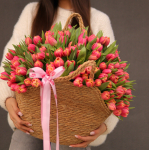 Композиція в кошику з тюльпанів. На фото 151 шт. FLOWER BOX 31