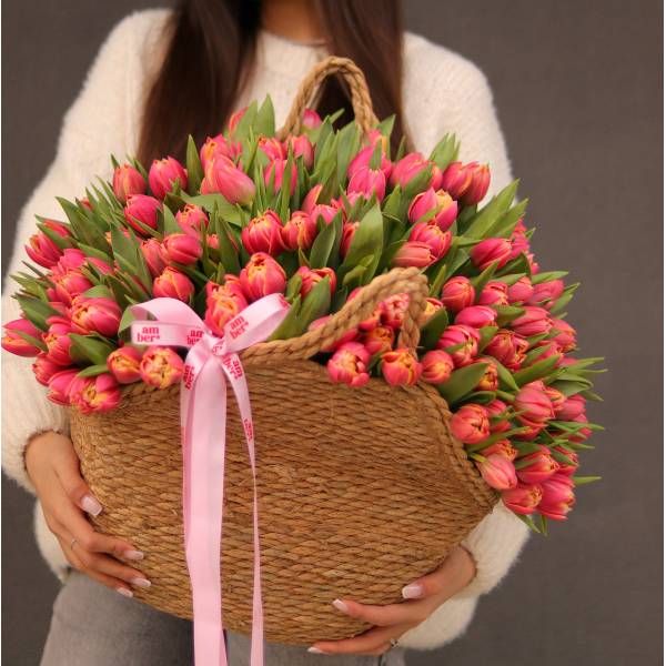 Arrangement in a basket of tulips. In the photo there are 151 pieces. FLOWER BOX 31