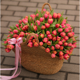 FLOWER BOX 31 Arrangement in a basket of tulips. In the photo there are 151 pieces.