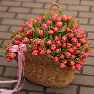 FLOWER BOX 31 Arrangement in a basket of tulips. In the photo there are 151 pieces.
