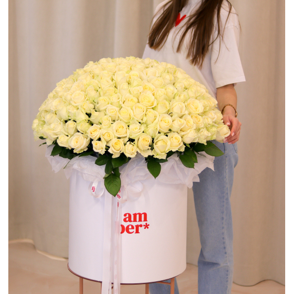 FLOWER BOX 77 Arrangement in a box of 201 roses. Size XL in the photo