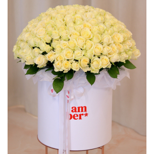 FLOWER BOX 77 Arrangement in a box of 201 roses. Size XL in the photo