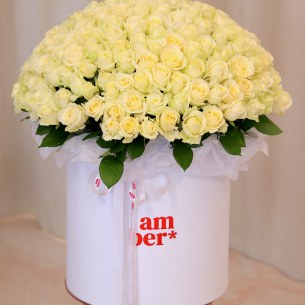 FLOWER BOX 77 Arrangement in a box of 201 roses. Size XL in the photo