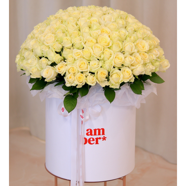 FLOWER BOX 77 Arrangement in a box of 201 roses. Size XL in the photo