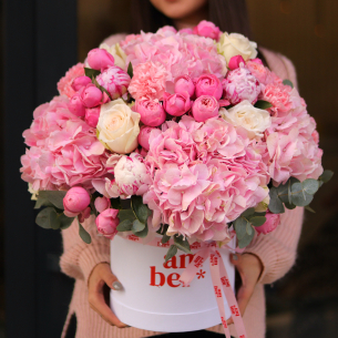 FLOWER BOX 12 Arrangement with hydrangeas, peonies, dianthus and peony roses. Size M in the photo!