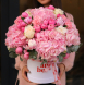 FLOWER BOX 12 Композиція з гортензіями, півоніями, діантусами та піоновидними трояндами. На фото розмір М
