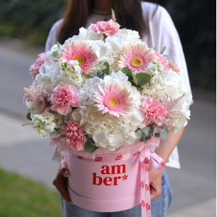Arrangement with hydrangeas, gerbera, matiola, dianthus, astilbe and eucalyptus FLOWER BOX 32