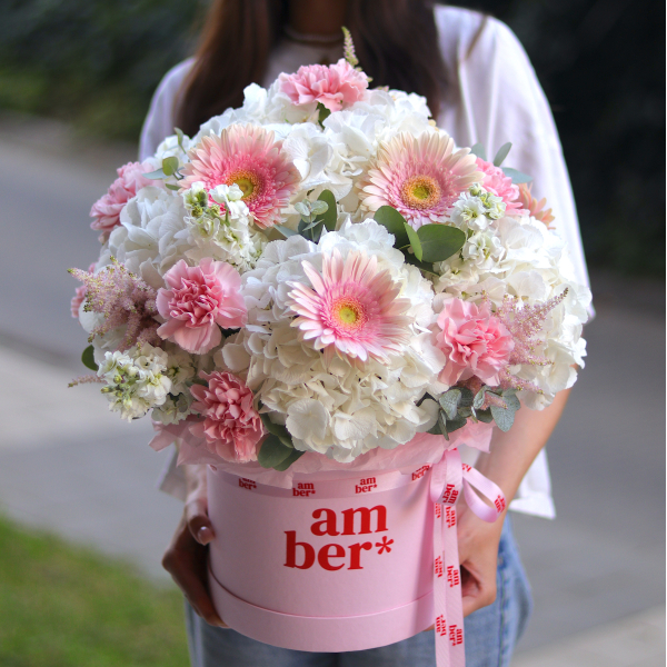 Arrangement with hydrangeas, gerbera, matiola, dianthus, astilbe and eucalyptus FLOWER BOX 32