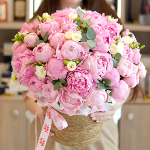 FLOWER BOX 78 Arrangement in a basket with peonies and freesia
