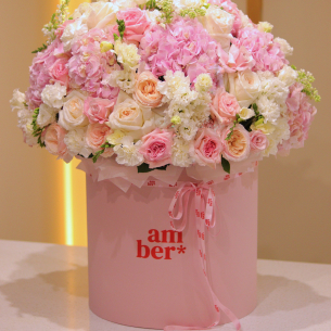 FLOWER BOX 46 Floral arrangement in size XXXL with hydrangeas, peony roses, lilac and freesia