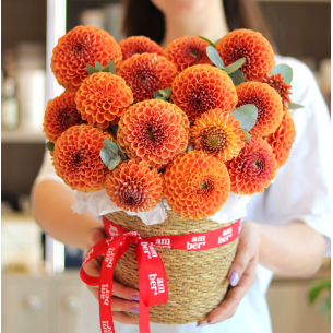 FLOWER BOX 83 Flower arrangement in a basket with dahlia