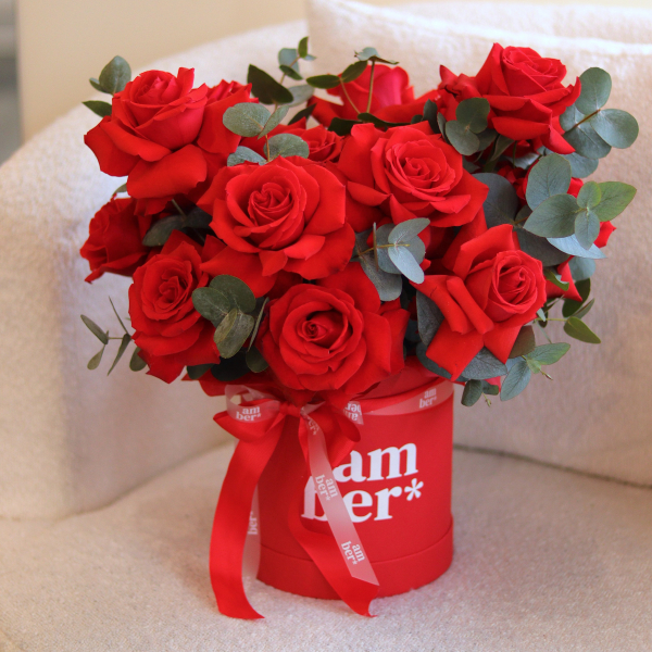 Flower box with ecuadorian roses and eucalyptus. In the photo size S! FLOWER BOX 33