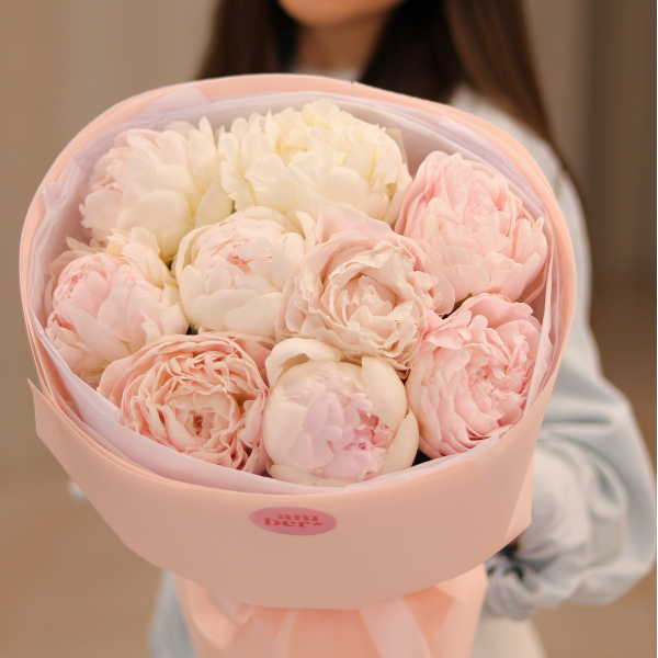 MONO 13 Monobouquet of Mother Choice peonies