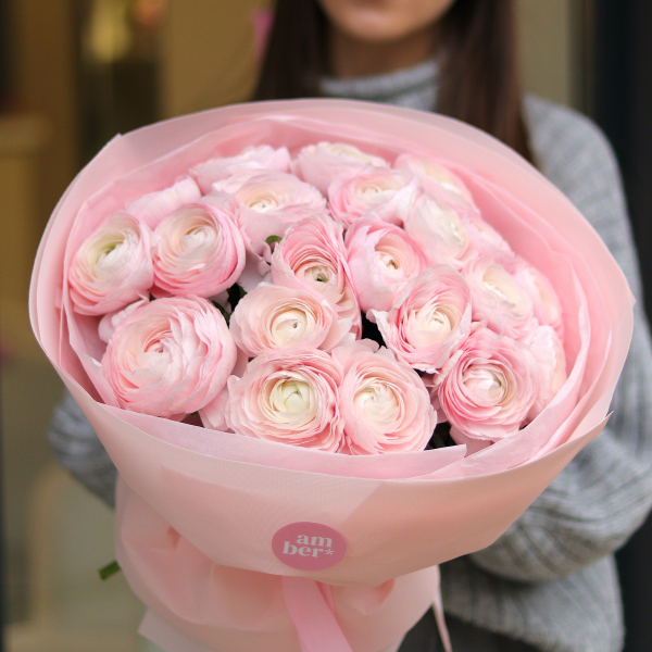 Monobouquet of unreal pink ranunculus MONO 90