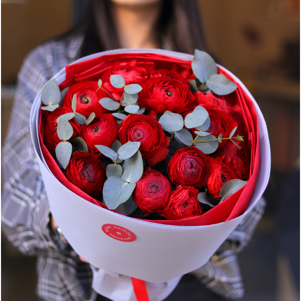 Mono bouquet of red ranunculus and senecio MONO 54