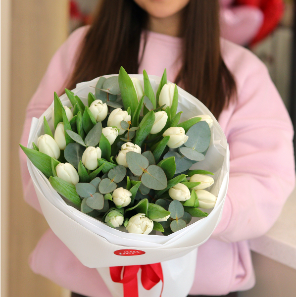 Monobouquet of white tulips and eucalyptus MONO 105
