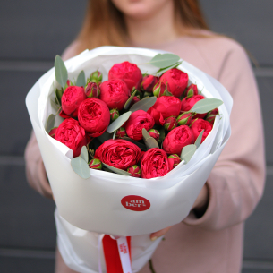 A mono-bouquet of peony-shaped roses of the Red Piano variety and eucalyptus MONO 107