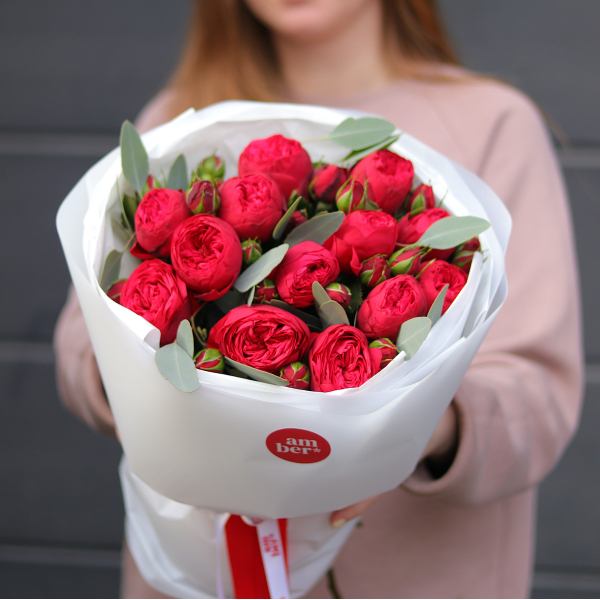 A mono-bouquet of peony-shaped roses of the Red Piano variety and eucalyptus MONO 107