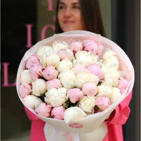 Монобукет з двох сортів піонів. На фото 35 штук!