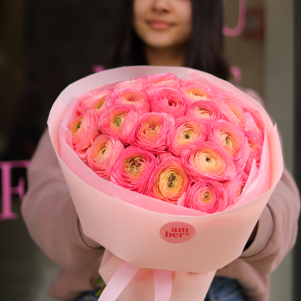 Monobouquet of peach ranunculus MONO 133