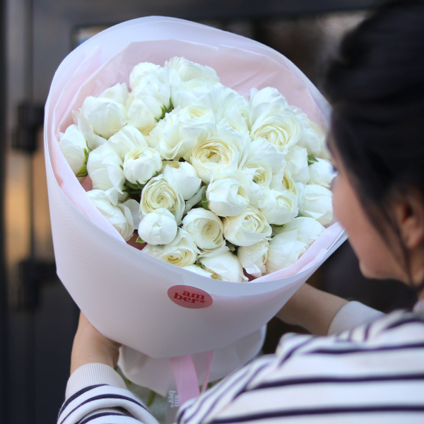 Monobouquet of white ranunculus MONO 134