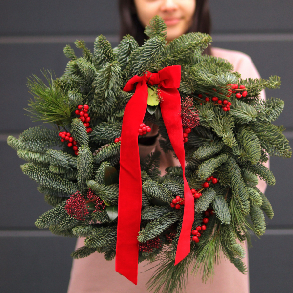 Christmas wreath from Nobilis, pine, ilex and skimia. The diameter of the wreath is 35 cm.
