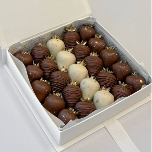 CHOCOLATE 04 Strawberries in chocolate